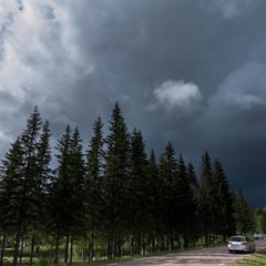 Svara moln tornar upp sig