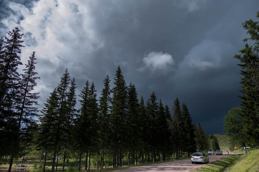 Svara moln tornar upp sig
