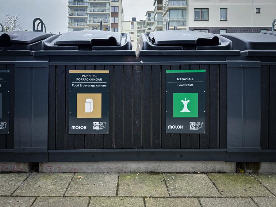Sopsorteringskärl utanför flerfamiljshus
