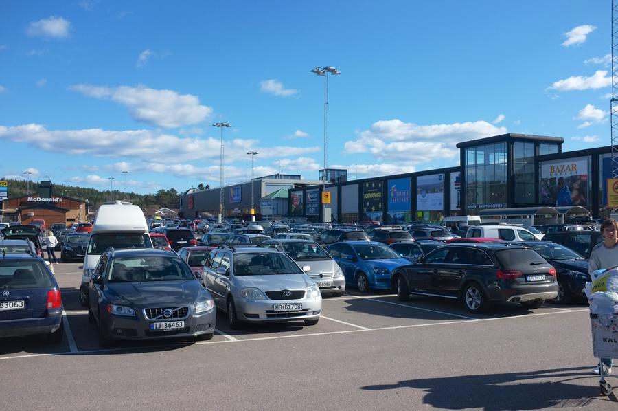 Parkeringsplats framför shoppingcentrum