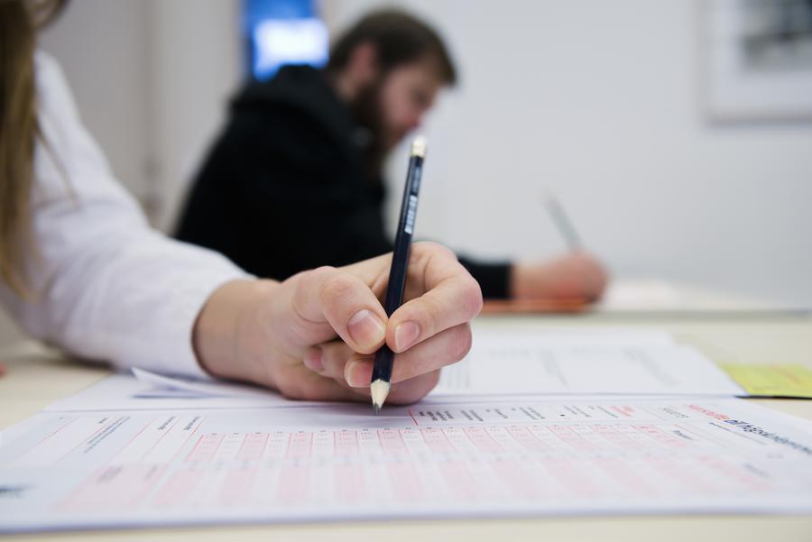 Människor som skriver högskoleprovet