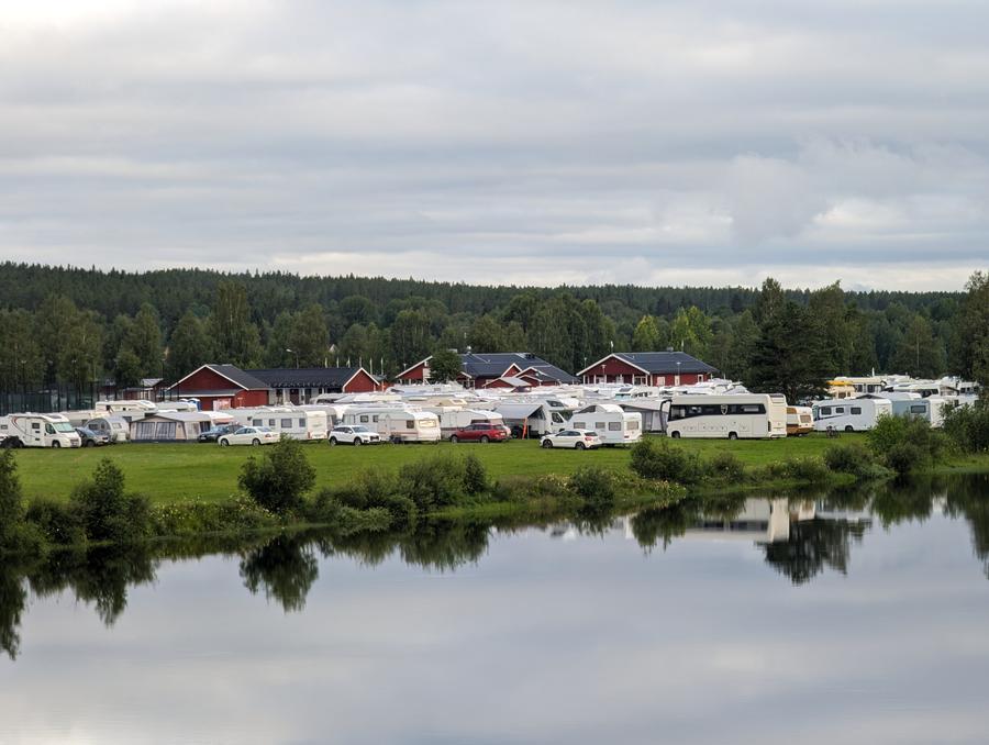 Campingplats vid älv.
