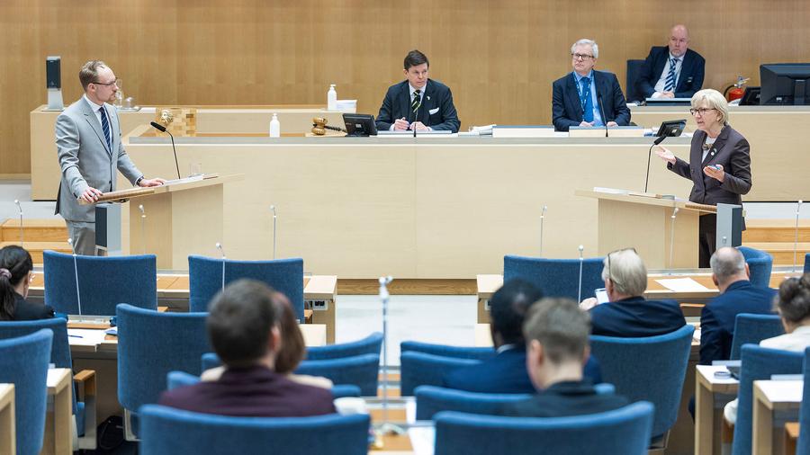 Aron Emilsson (SD) och Kerstin Lundgren (C) debatterar Sveriges anslutning till Nato.