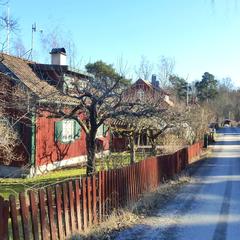Fritidshus i vårsol