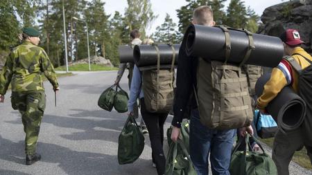 Värnpliktiga rycker in.