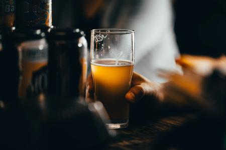 ölglas i krogmiljö