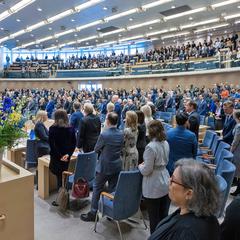 Riksdagskammaren, ledamöterna stå upp vid sina platser