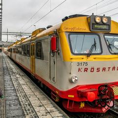 Ett Krösatåg vid perrongen i Jönköping