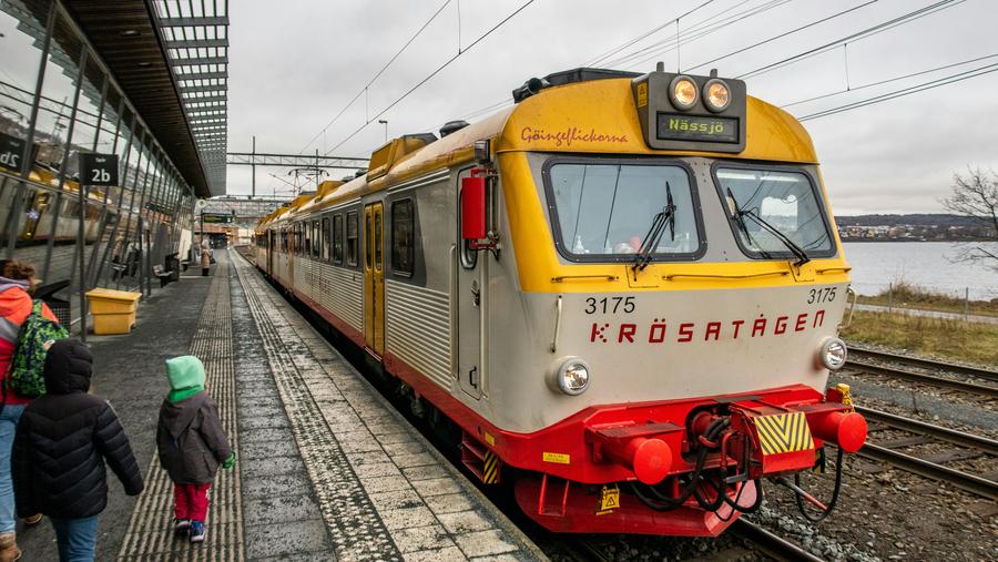Ett Krösatåg vid perrongen i Jönköping