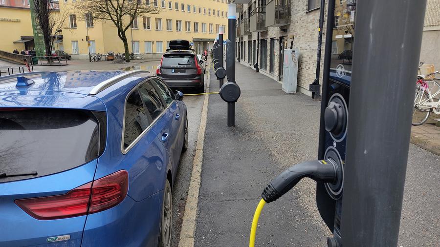 Bilar på rad vid laddstation