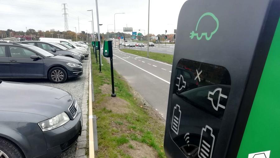 Laddstolpar på parkeringsplats