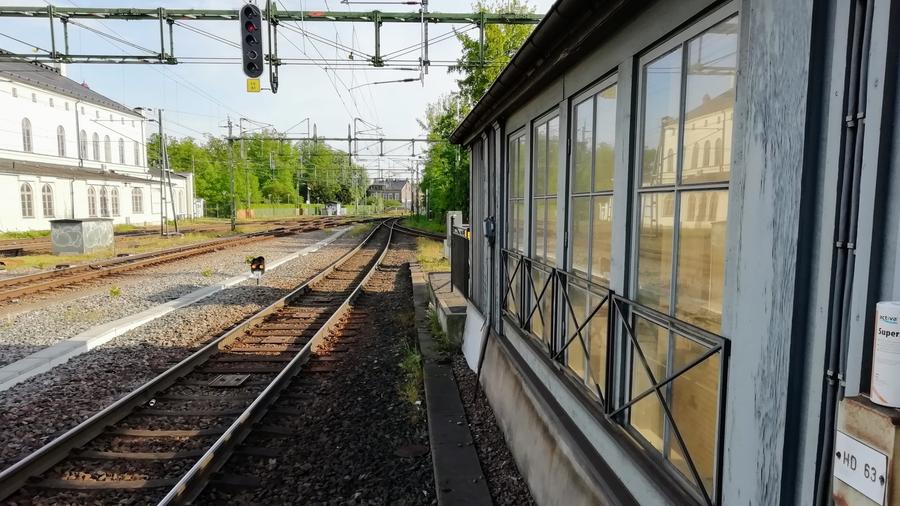 Spår vid slutet av perrong