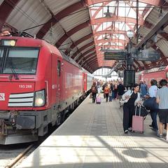 Två Snälltåget-tåg på Malmö station