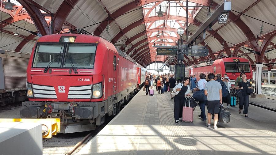 Två Snälltåget-tåg på Malmö station