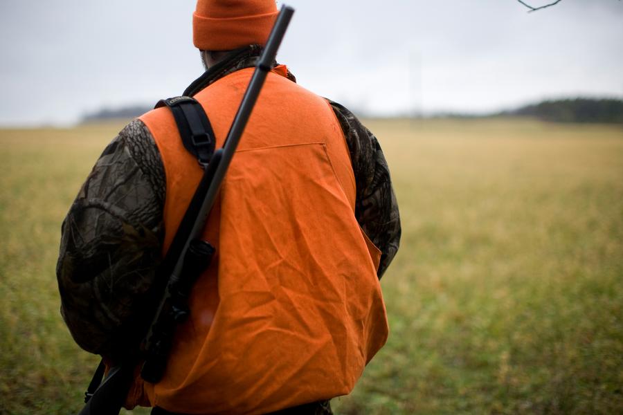 Jägare i orange väst