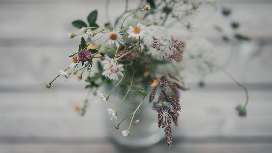 Sommarblommor i vas