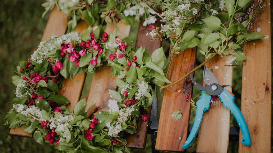 Blomsterkransar på bord