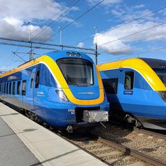 Två Norrtåg vid möts vid en perrong