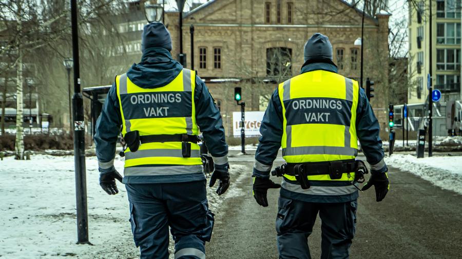 Ryggtavlor av två ordningsvakter