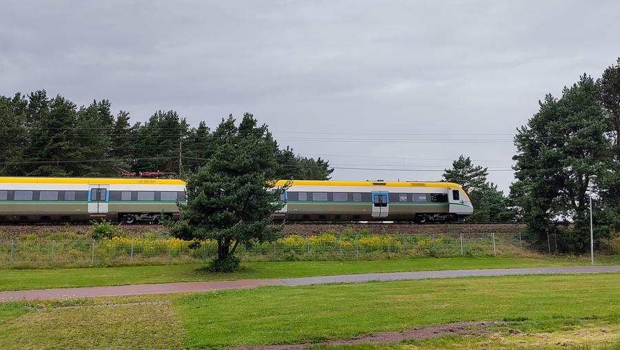 Värmlandstrafiktåg passerar på räls