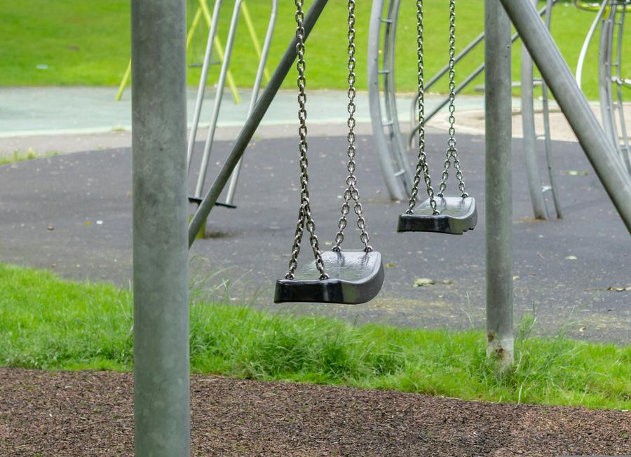 Tomma gungor vid lekpark