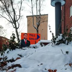 Till salu-skylt i snö