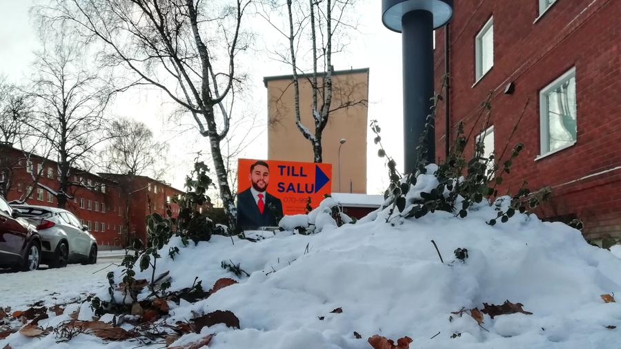 Till salu-skylt i snö