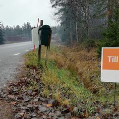 Till salu-skylt vid landsväg