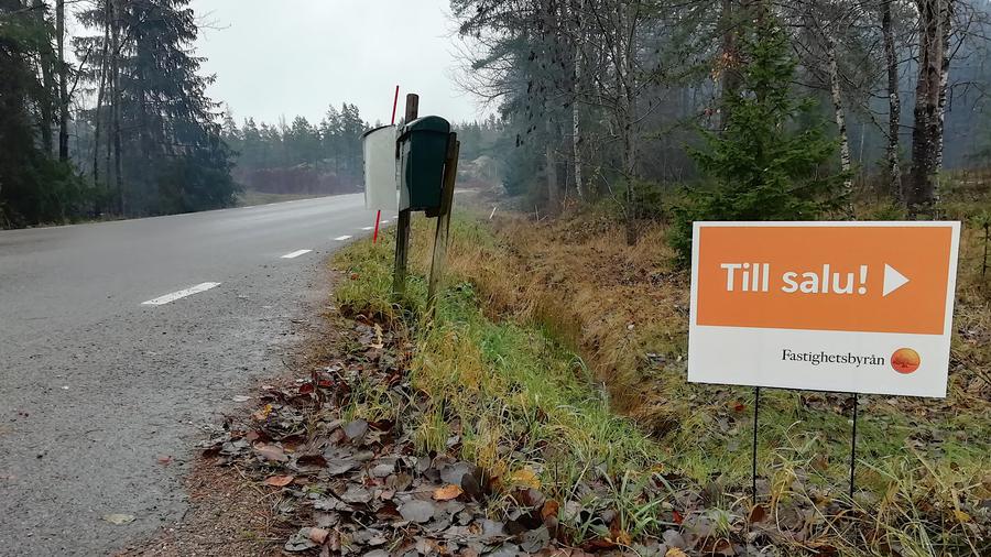 Till salu-skylt vid landsväg