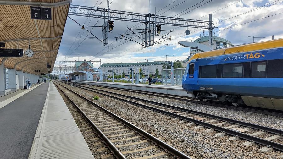 Umeå central, med ett Norrtåg framför