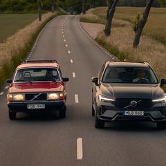 En Volvo XC60 kör om en Volvo 240 på en landsväg