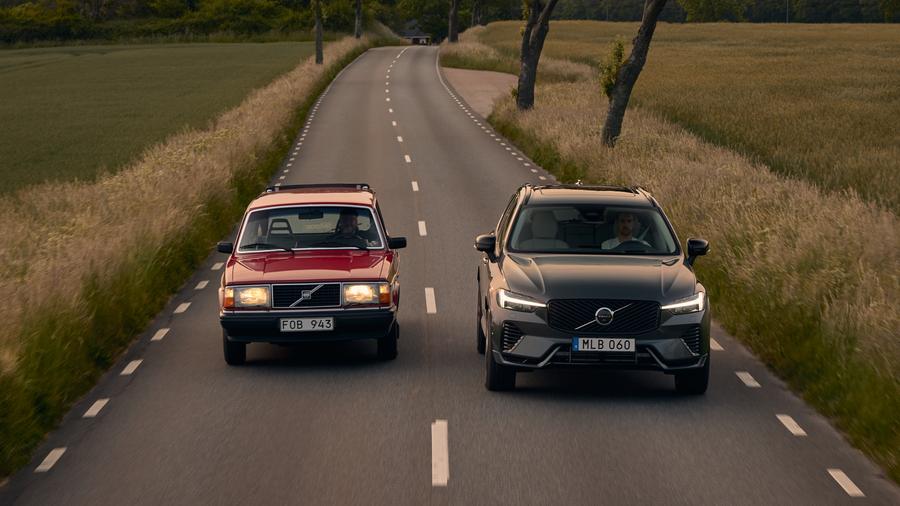 En Volvo XC60 kör om en Volvo 240 på en landsväg
