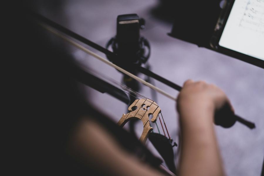 person som spelar cello