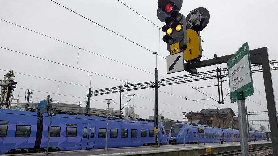 Tåg vid perrong på Ystads station