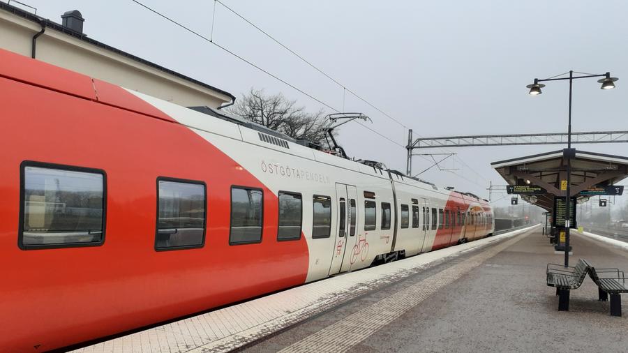 Östgötapendelns tåg vid perrong